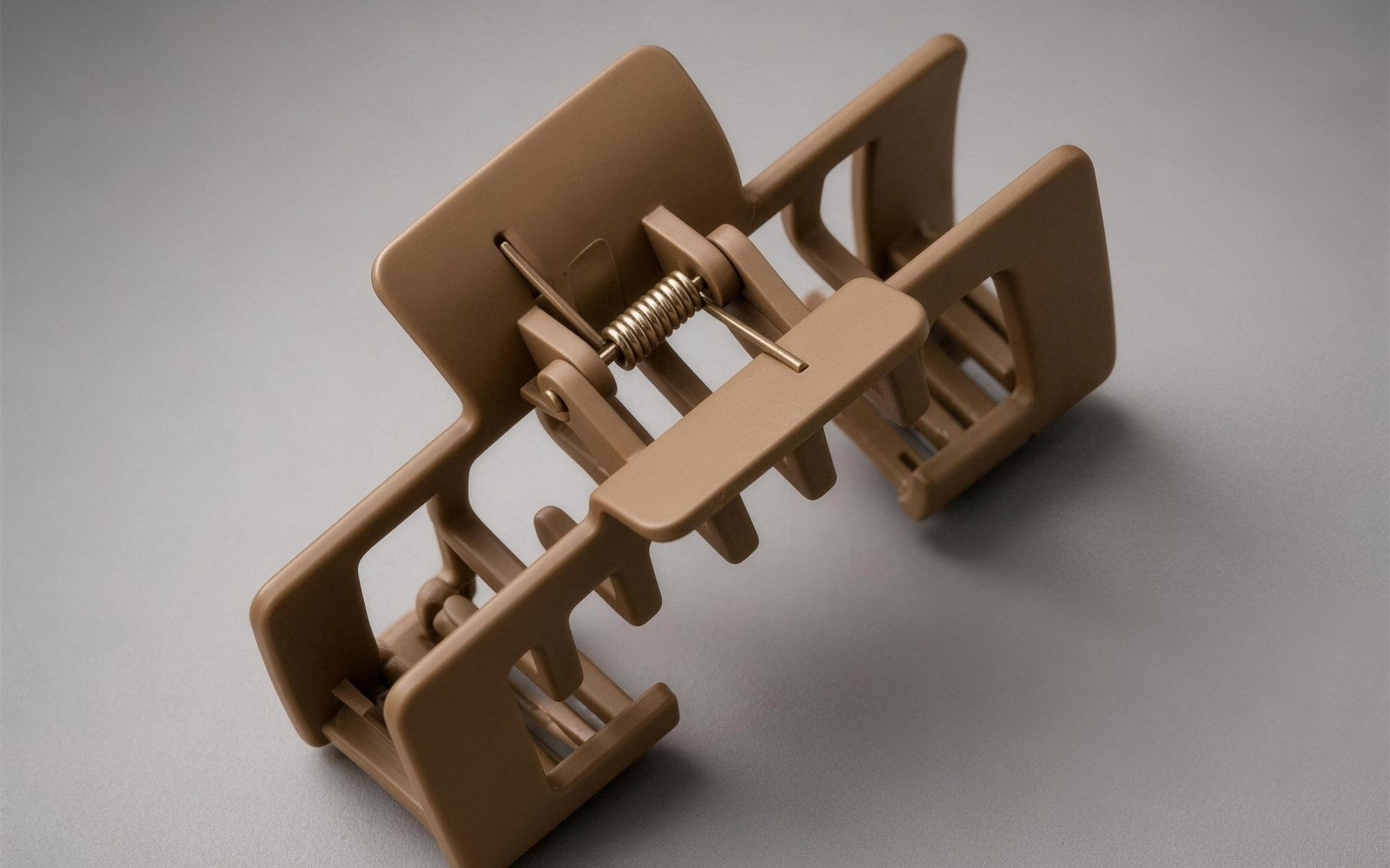 Alora hat claw clips tension spring mechanism