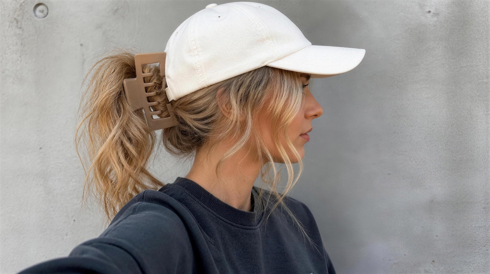 Customer wearing the Alora hat claw clips