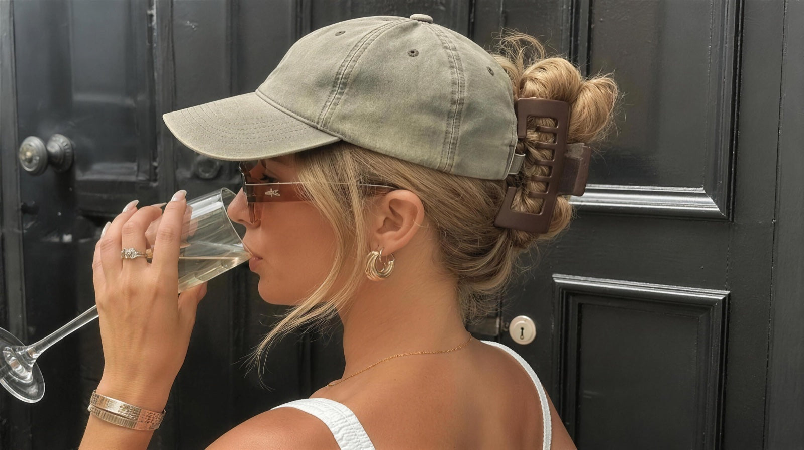 Customer wearing the Alora hat claw clips